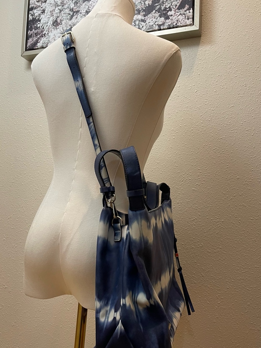Vince Camuto Tania Leather Tie Dye Shoulder Bag Tote Navy White - Picture 3 of 6